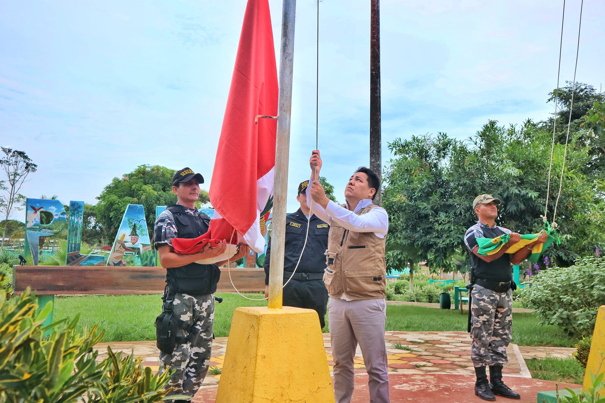 Ceremonia de Izamiento de la Bandera Nacional con Participación de Distinguidas Autoridades de la Municipalidad de Las Piedras y Representantes de la Policía Nacional.